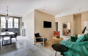 TV, offices - An Wonderful 2-BR/2BA in Bastille (Paris)