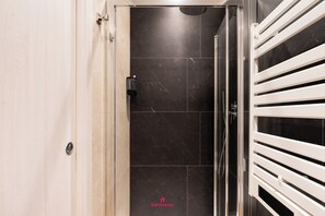 Double Room | Bathroom | Shower, hair dryer, towels, soap - Barirooms - Suppa 14 (Bari)