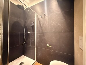 Habitación cuádruple | Baño | Regadera, secadora de cabello, toallas, jabón