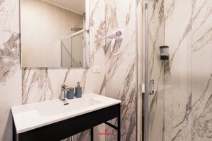 Triple Room | Bilik Mandi | Pancuran mandi, pengering rambut, tuala disediakan, sabun 