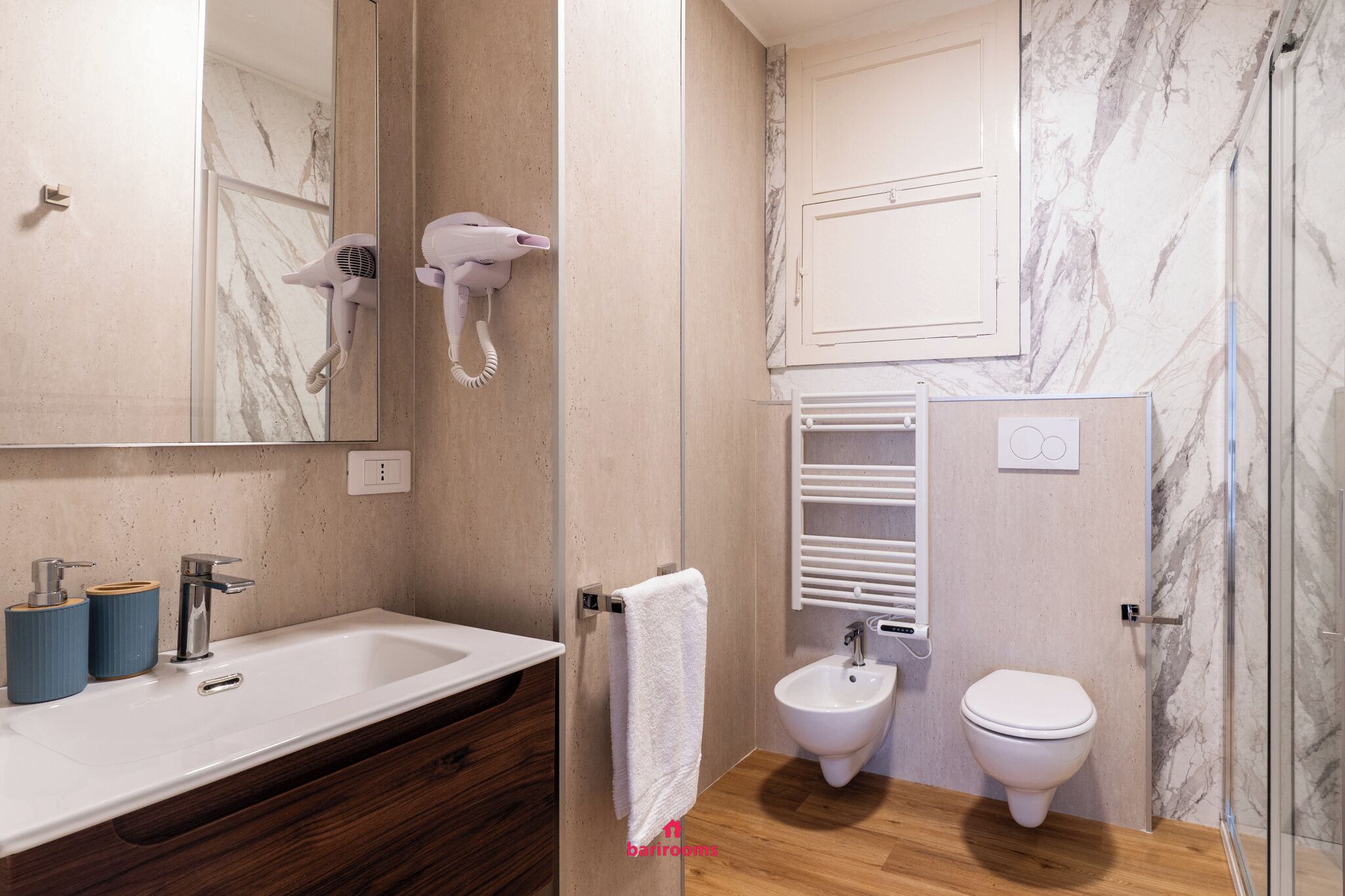 Vierpersoonskamer | Badkamer | Een douche, een haardroger, handdoeken, zeep