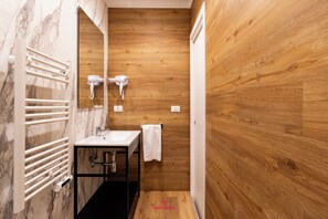Double Room | Bathroom | Shower, hair dryer, towels, soap - Barirooms - Suppa 14 (Bari)