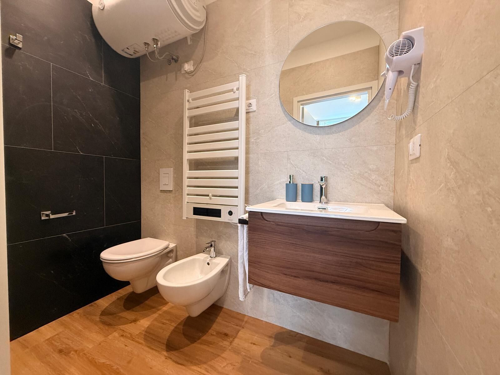 Dobbeltrom | Bad | Dusj, hårføner, håndklær og såpe