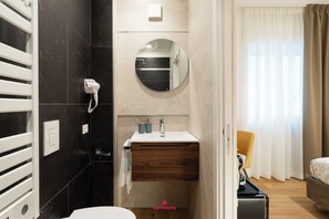 Double Room | Bathroom | Shower, hair dryer, towels, soap - Barirooms - Suppa 14 (Bari)