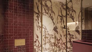 Ducha, artículos de higiene personal gratuitos y secador de pelo