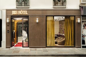 Vista frontal de la propiedad