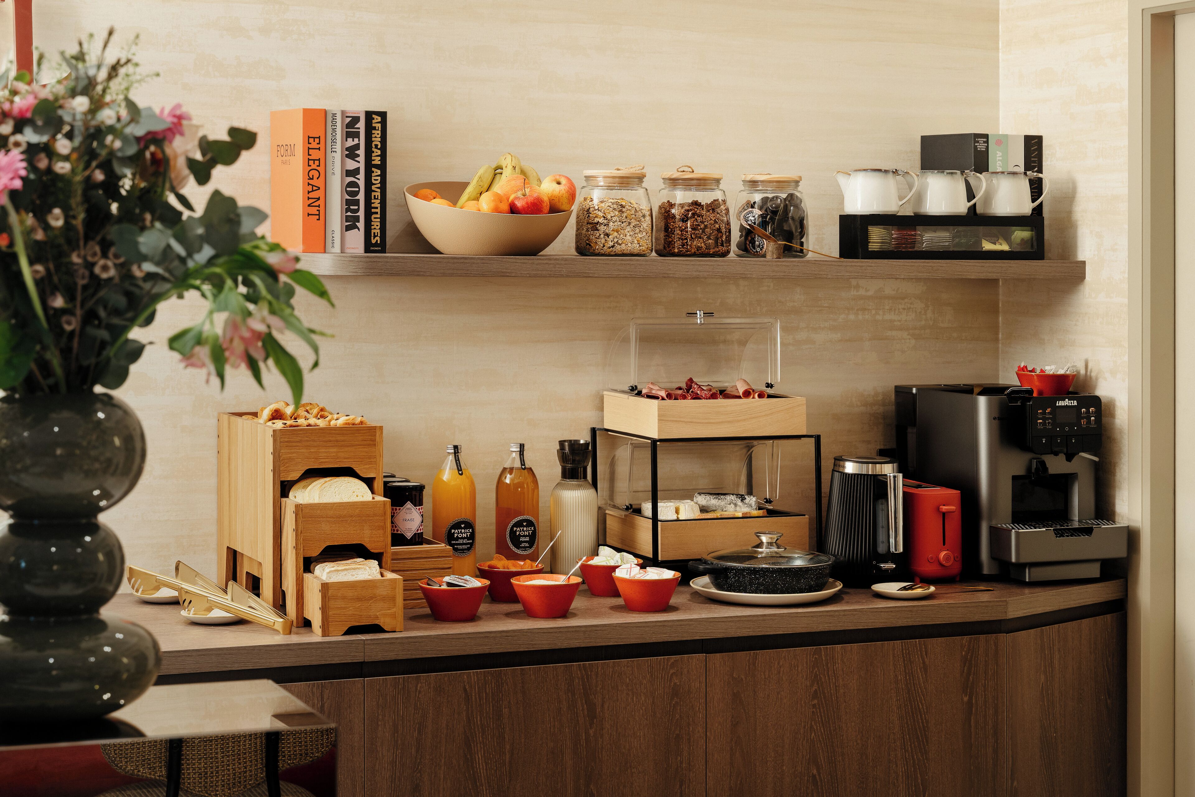 Tägliches Frühstücksbuffet (16 EUR pro Person)