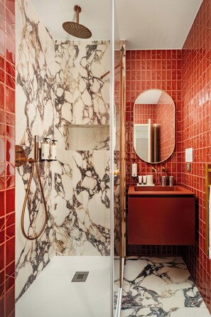 Basic Suite | Bathroom | Shower, free toiletries, hair dryer, towels - Jills Hotel (Paris)