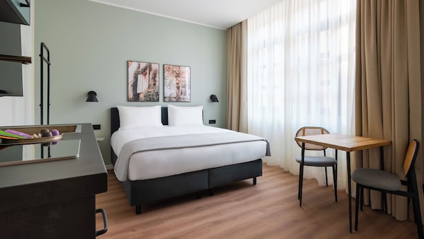 Suite | Desk, laptop workspace, blackout drapes, WiFi (free) - Limehome Athens Agora (Athens)
