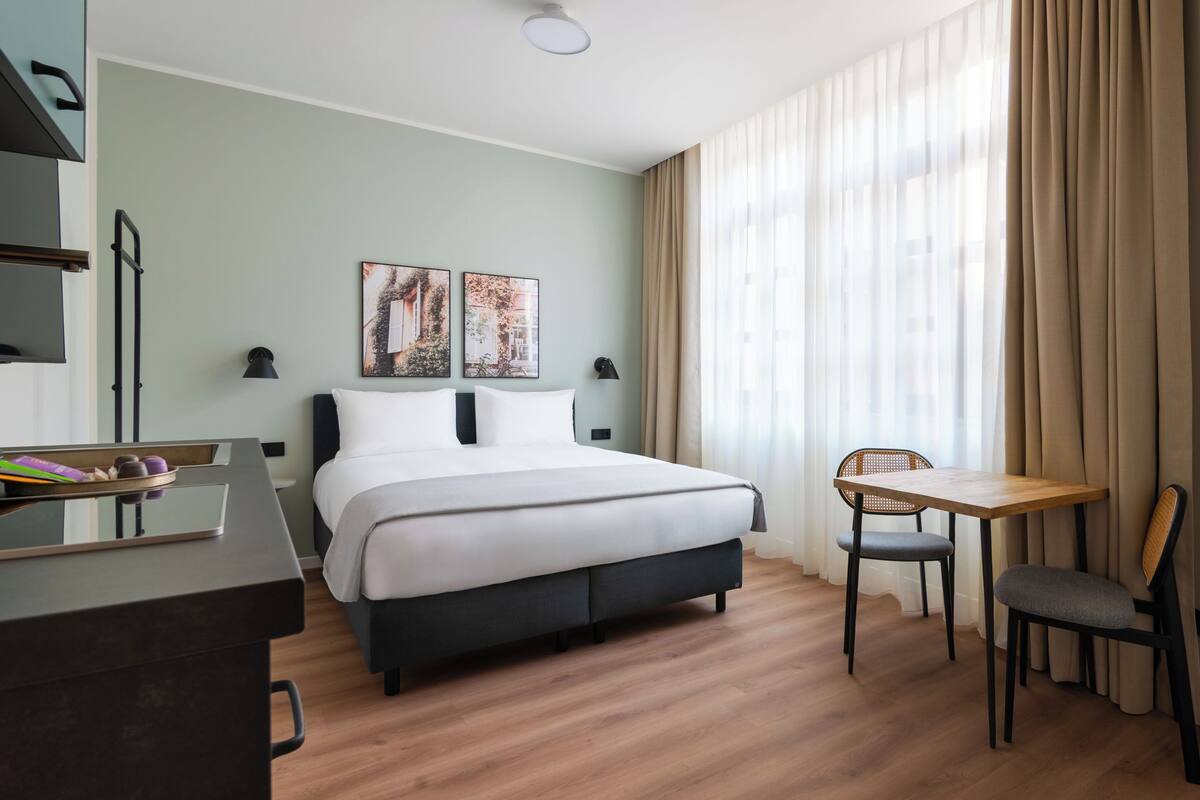 Suite | Desk, laptop workspace, blackout drapes, WiFi (free)