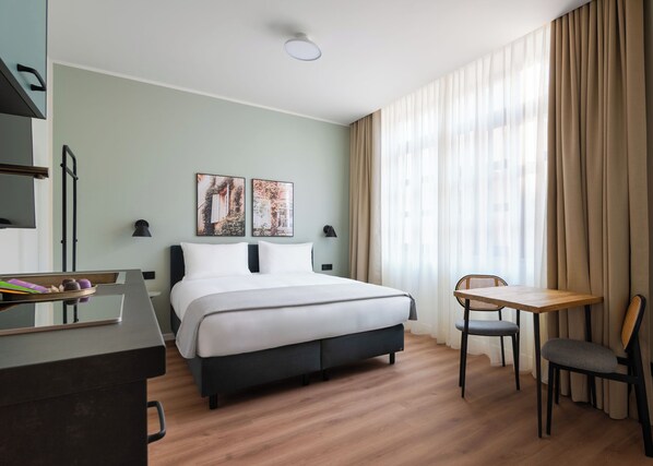 Phòng Suite | Trang trí khác biệt, trang bị nội thất với thiết kế riêng biệt, bàn