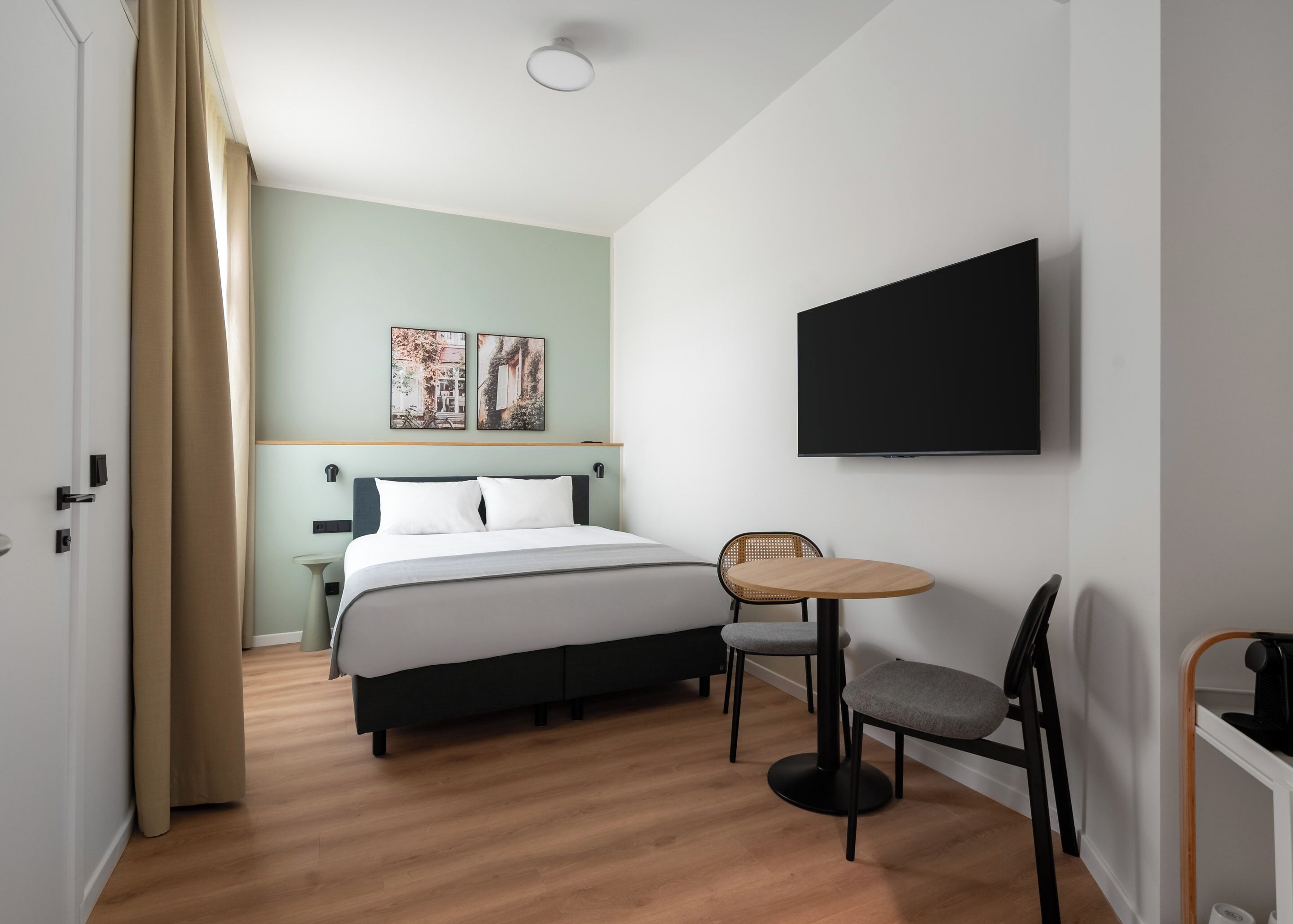 Phòng, 1 giường cỡ queen | Trang trí khác biệt, trang bị nội thất với thiết kế riêng biệt, bàn 