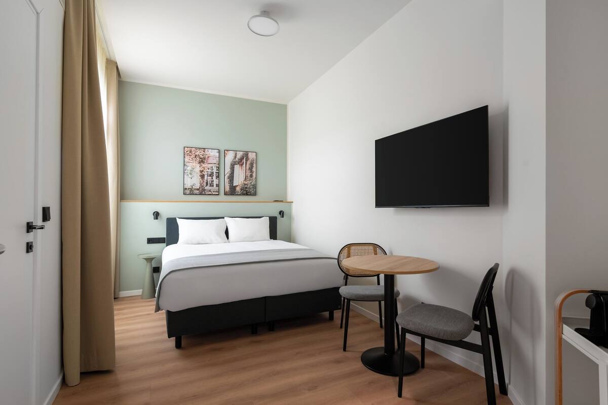 Queen Room | Desk, laptop workspace, blackout drapes, WiFi (free)