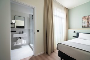 Phòng, 1 giường cỡ queen | Phòng tắm | Buồng tắm vòi sen, đồ dùng nhà tắm thân thiện với môi trường