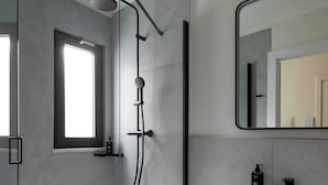 Single Room | Bathroom | Shower, eco-friendly toiletries, hair dryer, towels - Limehome Athens Agora (Athens)
