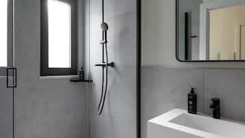 Single Room | Bathroom | Shower, eco-friendly toiletries, hair dryer, towels