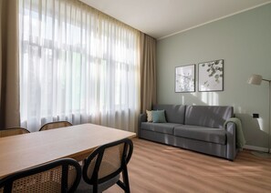 Suite, 1 grand lit et 1 canapé-lit | Coin séjour