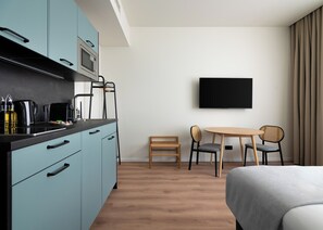 Comfort Twin Suite | Private kitchen | Espresso maker, electric kettle - Limehome Athens Geraniou (Athens)