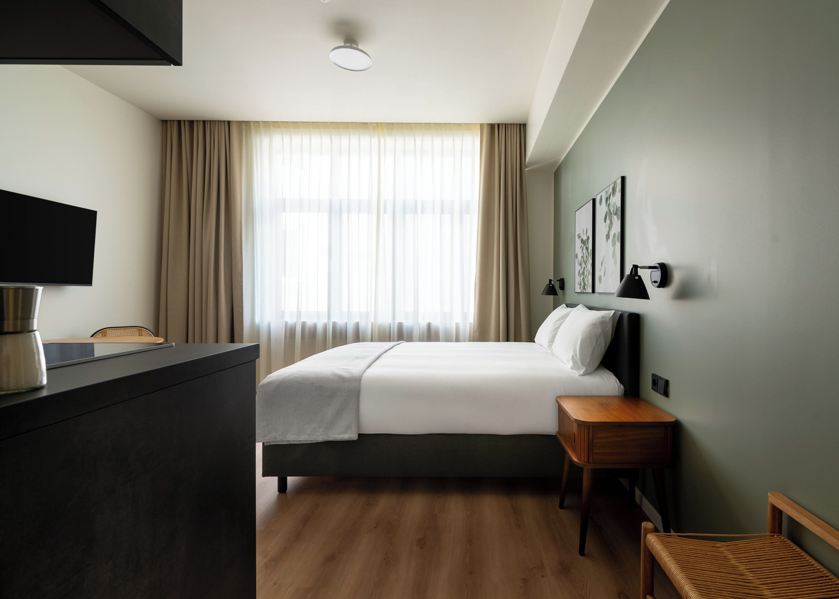 Phòng Suite tiện nghi đơn giản | Trang trí khác biệt, trang bị nội thất với thiết kế riêng biệt, bàn 