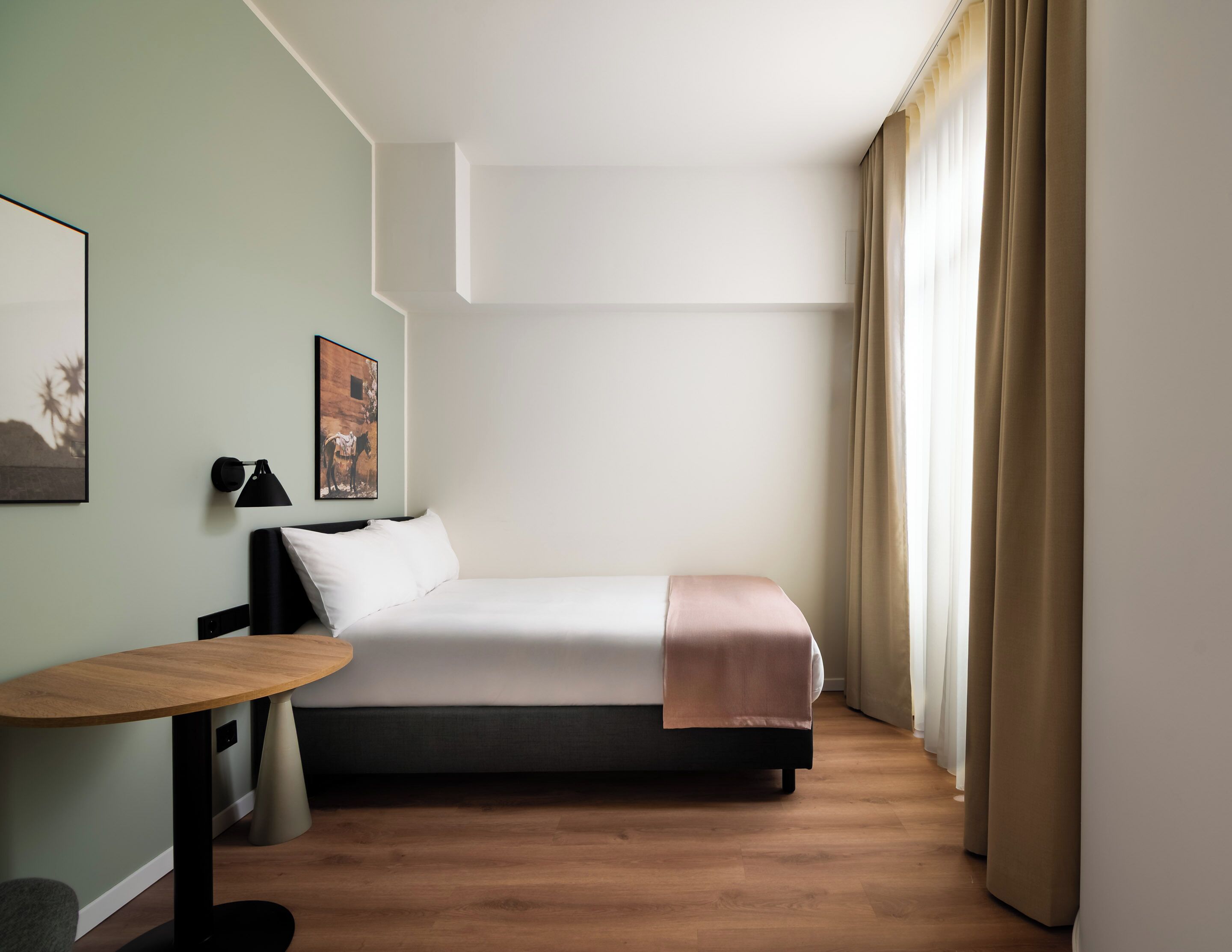 Phòng đơn | Trang trí khác biệt, trang bị nội thất với thiết kế riêng biệt, bàn 