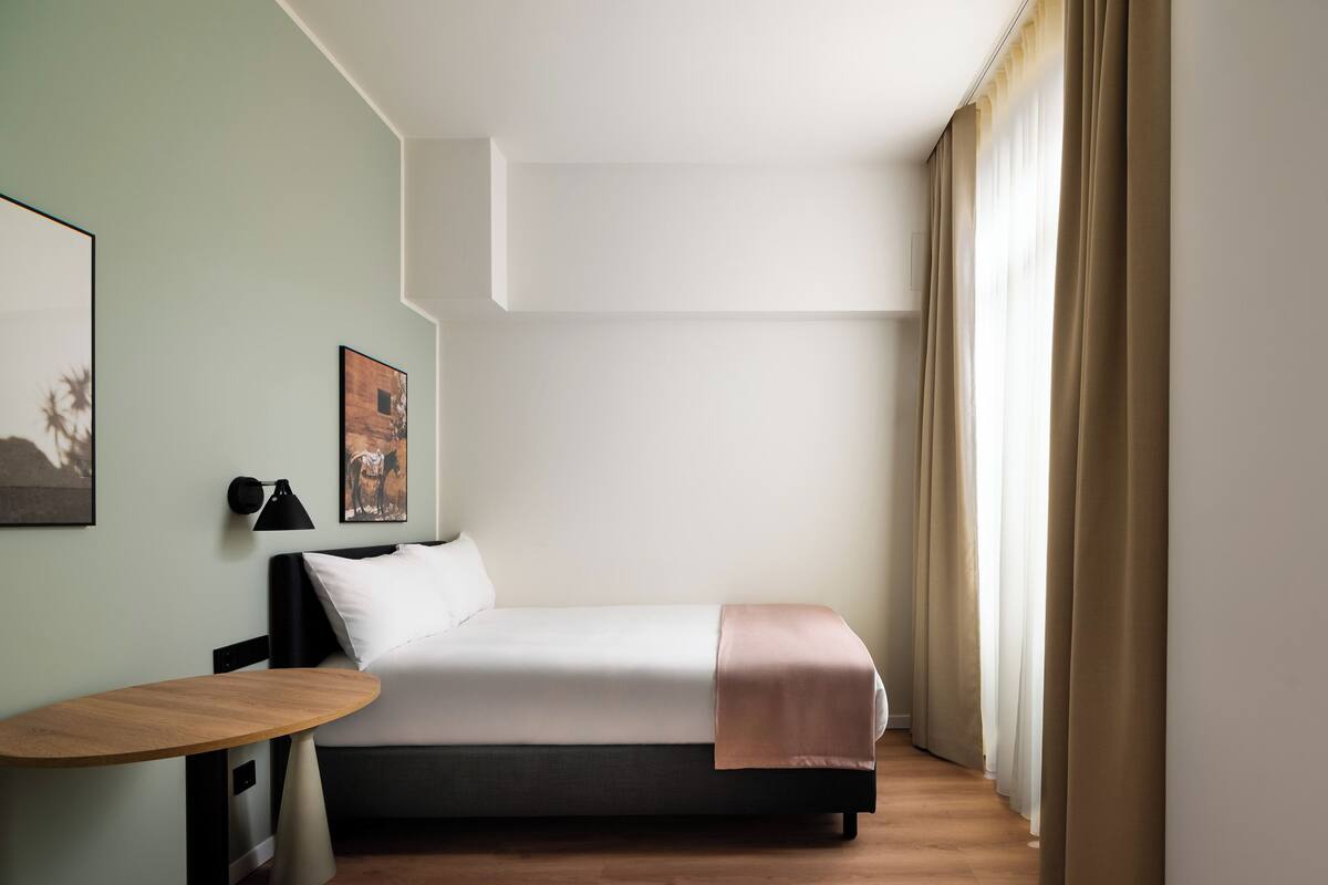 Single Room | Desk, laptop workspace, blackout drapes, WiFi (free)