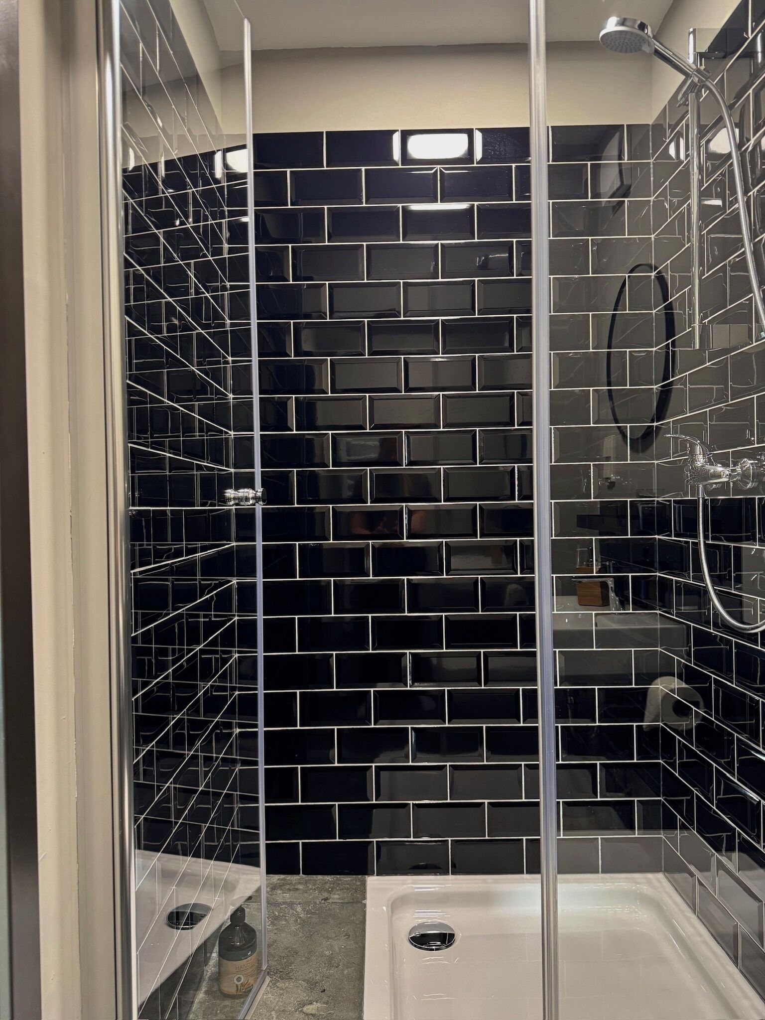 Ducha, secador de pelo, toallas y jabón