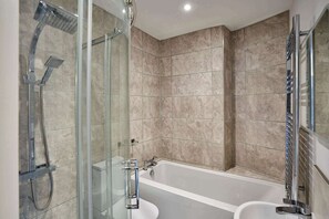 Shower, hair dryer, towels, shampoo - Host & Stay | Prince of Wales Road (Weymouth)