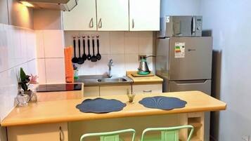 Microwave, cookware/dishes/utensils