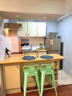 Microwave, cookware/dishes/utensils