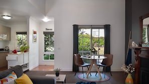 Interior - Lucini Two Outdoor deck, gas log fire (Hepburn Springs)
