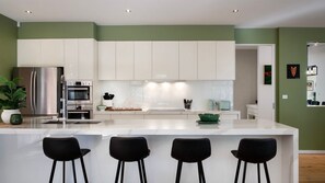 Kühlschrank, Mikrowelle, Herdplatte, Geschirrspüler
