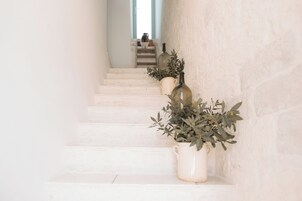 Appartamento Superior, patio | Una cassaforte in camera, tende oscuranti, Wi-Fi gratuito, lenzuola