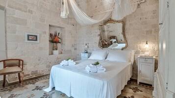 Zimmersafe, Verdunkelungsvorhänge, kostenloses WLAN, Bettwäsche