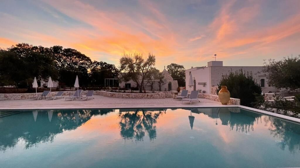 Außenpool (je nach Saison geöffnet), Sonnenschirme, Liegestühle