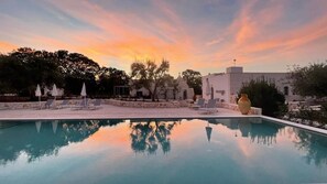 Alberca al aire libre por temporada y sombrillas en la alberca