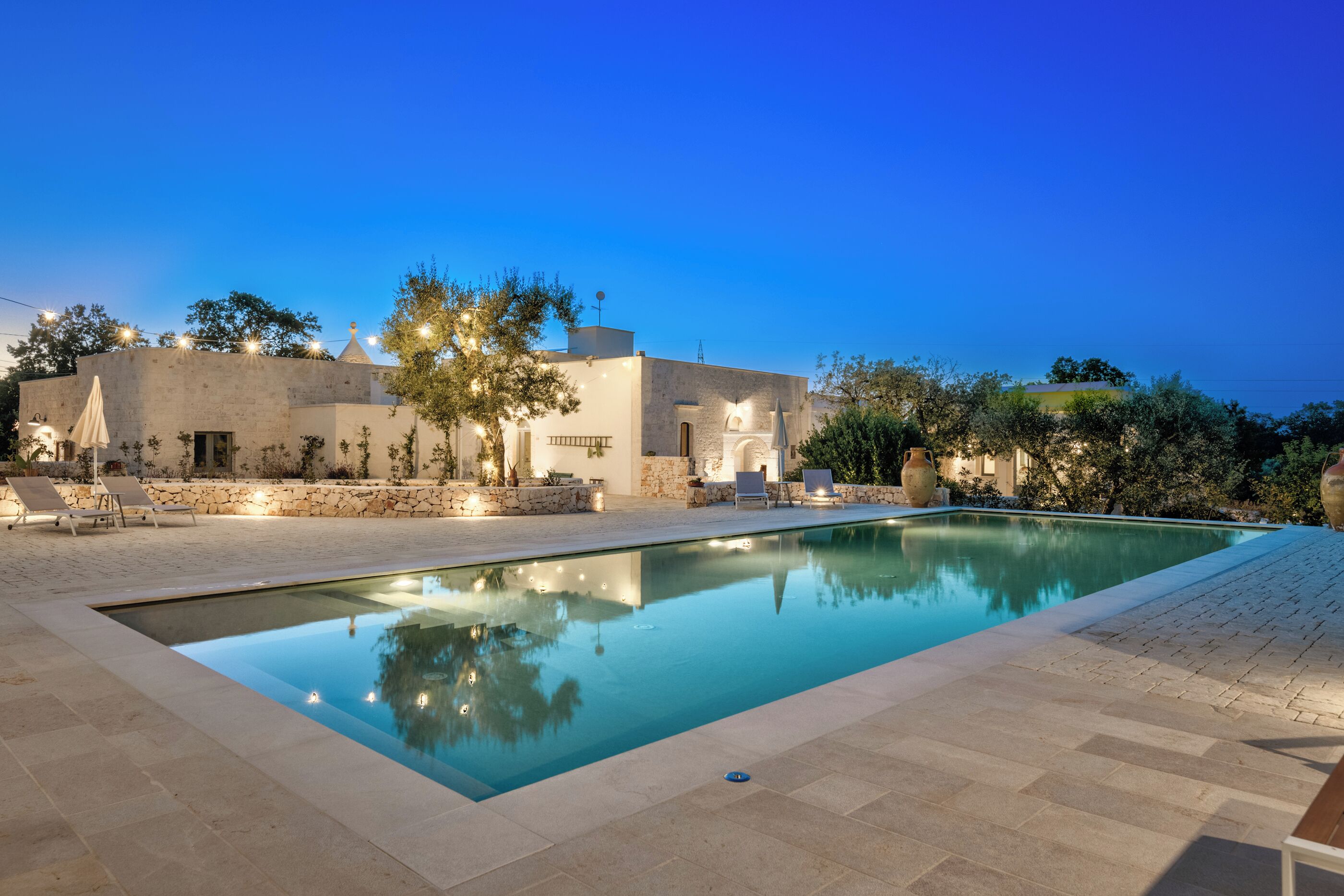 Außenpool (je nach Saison geöffnet), Sonnenschirme, Liegestühle