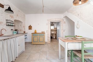 Apartament superior, pati | Cuina privada | Frigorífic gran, placa de cuina, bullidora elèctrica i torradora 