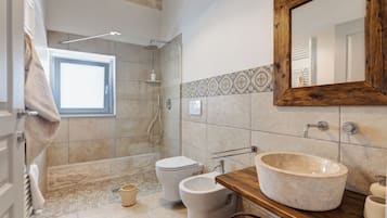 Apartment, zum Innenhof hin | Badezimmer | Dusche, kostenlose Toilettenartikel, Haartrockner, Bidet