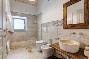 Ducha, artículos de tocador gratuitos, secador de pelo, bidet
