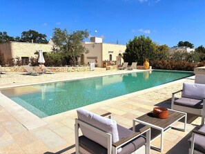 Piscina a l'aire lliure de temporada (horari: 09:30-19:00) i para-sols 