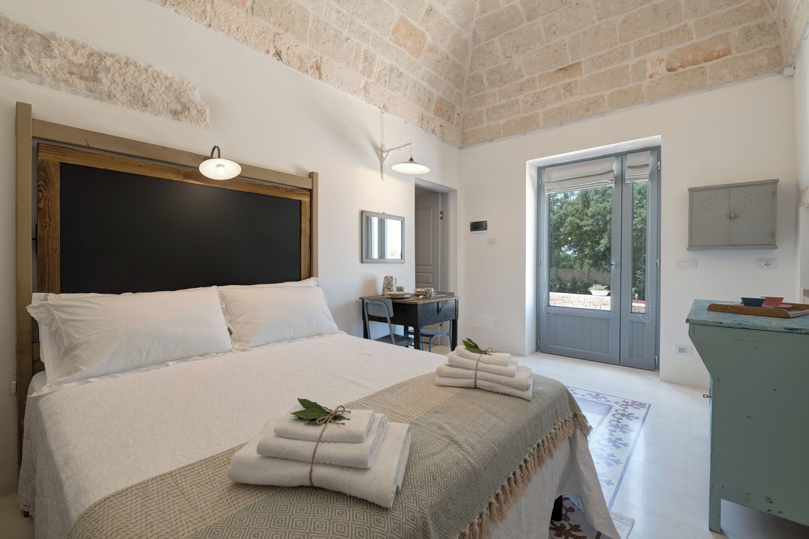 Doppelzimmer, Terrasse | Zimmersafe, Verdunkelungsvorhänge, kostenloses WLAN, Bettwäsche