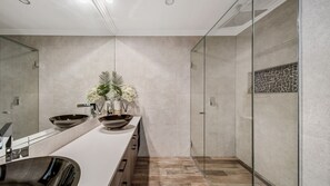 Shower, jetted bath, hair dryer - Lola 2 Berdroom luxury with Spa Bath (Daylesford)