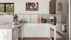 Refrigerador, horno, parrilla de estufa y lavavajillas 