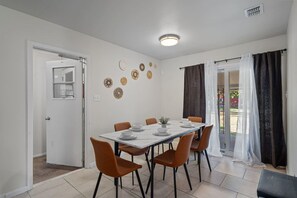 Dining - Spacious Modern Retreat - Mins 2 Downtown (Austin)