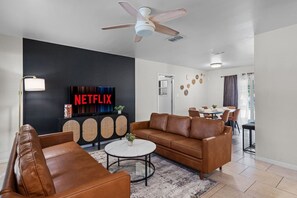 TV, stereo - Spacious Modern Retreat - Mins 2 Downtown (Austin)
