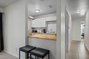 Fridge, microwave, oven, stovetop - Spacious Modern Retreat - Mins 2 Downtown (Austin)