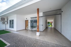 Terrace/patio - Enjoyable 3-bedroom villa with AC in vibrant Jacó
Walking Distance to everything (Jacó)