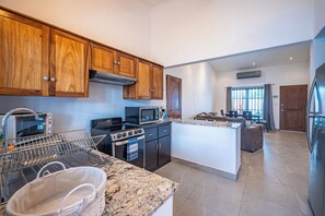 Private kitchen - Enjoyable 3-bedroom villa with AC in vibrant Jacó
Walking Distance to everything (Jacó)