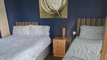 2 bedrooms, iron/ironing board, free WiFi, bed sheets