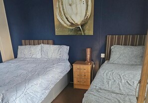 2 bedrooms, iron/ironing board, WiFi (free), bed sheets - Seaside Escape at Nab Tower Lane (Chichester)
